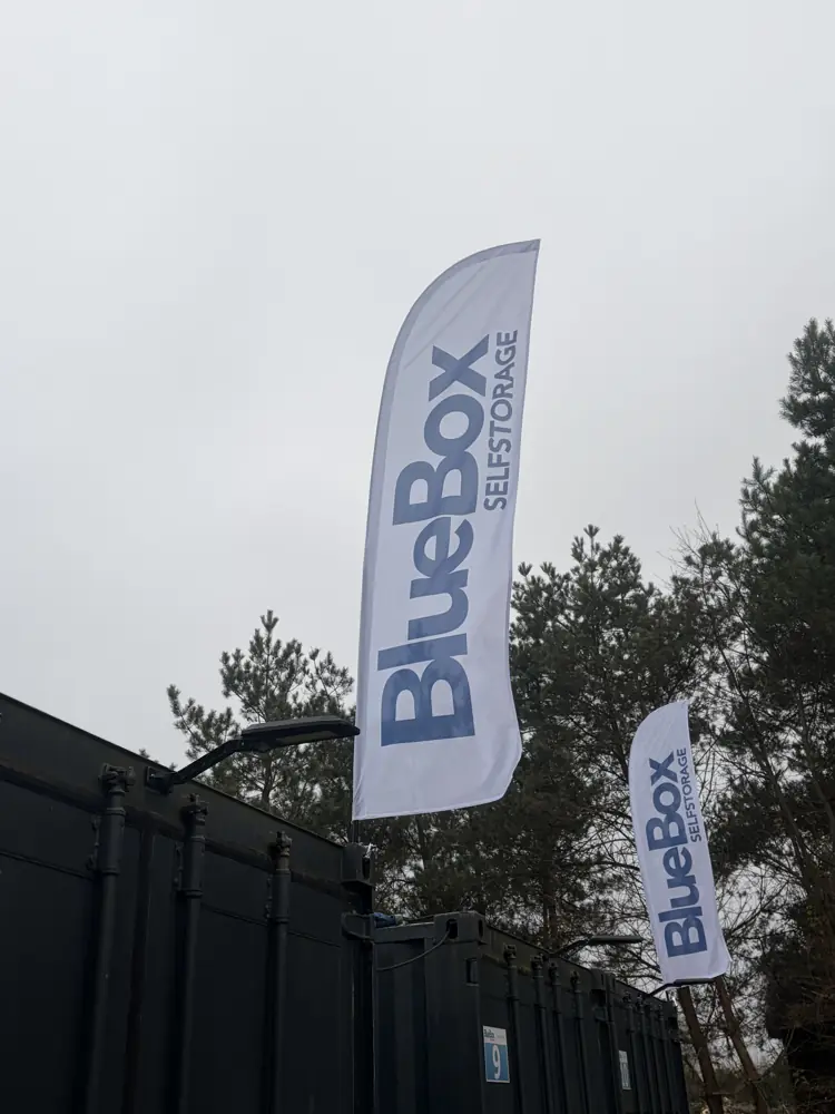 Flaga BlueBox Self Storage nad kontenerami